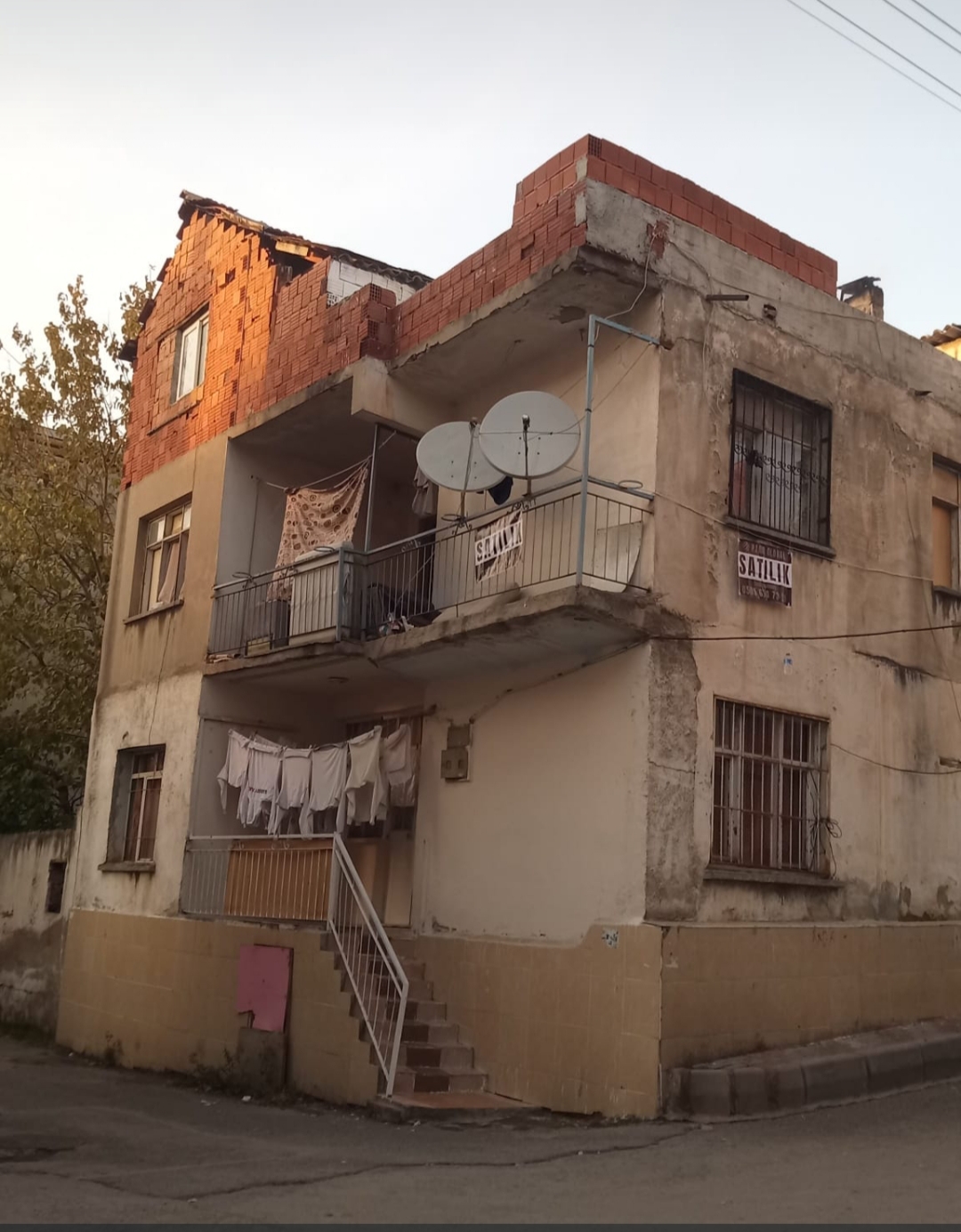İZMİR İLİ BAYRAKLI İLÇESİ YAMANLARDA KOMPLE 2KATLI BİNA
