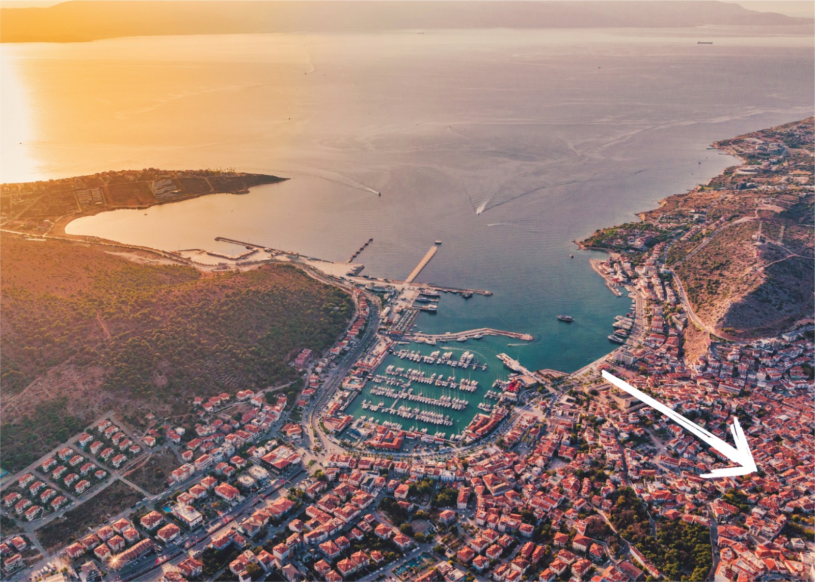 ÇEŞME İLÇE MERKEZİNDE DENİZE YAKIN MANZARALI 5 DÖNÜM TE